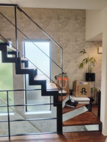 おしゃれな階段間仕切りで夏も冬も快適！目隠し効果でプライバシーと開放感を両立　目黒区W様邸